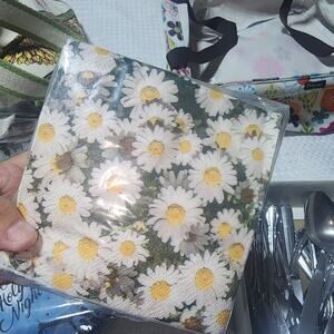 NWT DAISY 100 COUNT PAPER DAISY NAPKINS